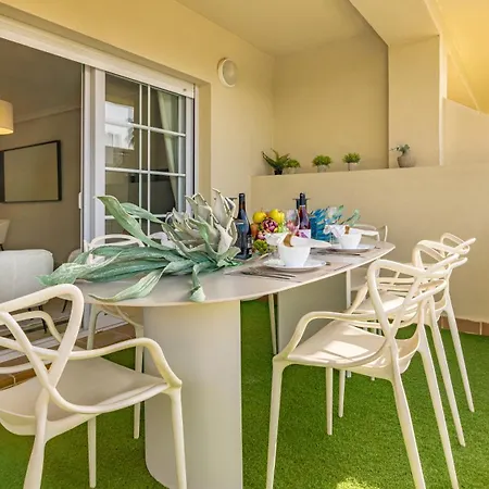 Vacation I Puente Modern Apt, Location In Town, Walk To The Beach, Parking And Swimming Pool * Marbella