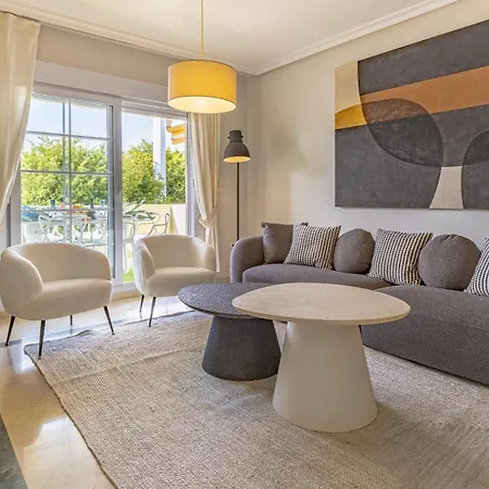 Apartment Vacation I Puente Modern Apt, Location In Town, Walk To The Beach, Parking And Swimming Pool Marbella