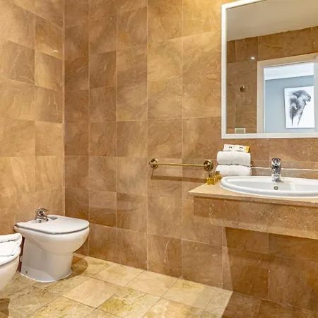 Apartment Vacation I Puente Modern Apt, Location In Town, Walk To The Beach, Parking And Swimming Pool Marbella