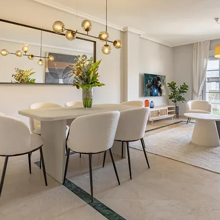 Apartment Vacation I Puente Modern Apt, Location In Town, Walk To The Beach, Parking And Swimming Pool Marbella